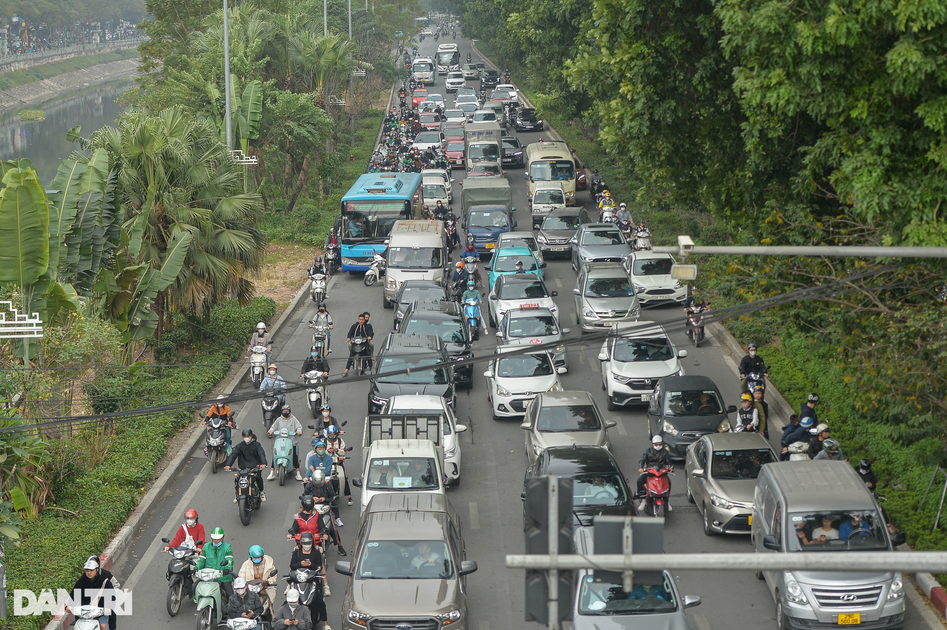 Đường phố ùn tắc, người dân chật vật trong ngày đi làm đầu năm 2024 - 9 Đường phố ùn tắc, người dân chật vật trong ngày đi làm đầu năm 2024 - 9