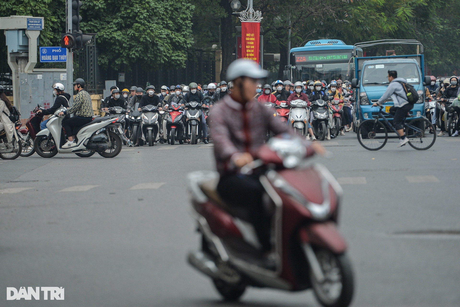 Đường phố ùn tắc, người dân chật vật trong ngày đi làm đầu năm 2024 - 12 Đường phố ùn tắc, người dân chật vật trong ngày đi làm đầu năm 2024 - 12
