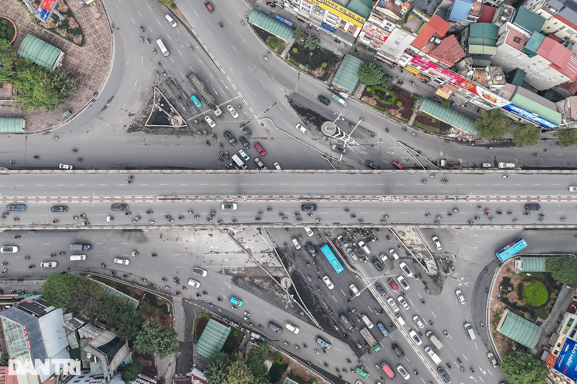 Đường phố ùn tắc, người dân chật vật trong ngày đi làm đầu năm 2024 - 14 Đường phố ùn tắc, người dân chật vật trong ngày đi làm đầu năm 2024 - 14
