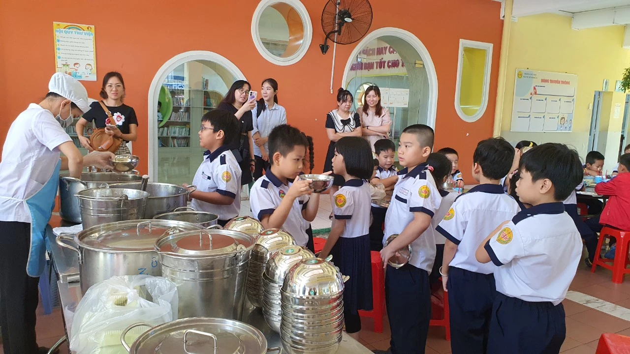 Trường học TP.HCM khuyến khích học sinh chấm điểm bữa ăn bán trú- Ảnh 4. Trường học TP.HCM khuyến khích học sinh chấm điểm bữa ăn bán trú- Ảnh 4.