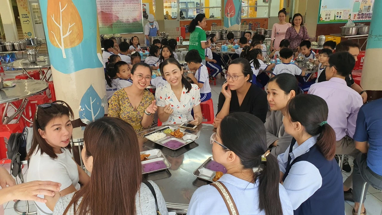 Trường học TP.HCM khuyến khích học sinh chấm điểm bữa ăn bán trú- Ảnh 5. Trường học TP.HCM khuyến khích học sinh chấm điểm bữa ăn bán trú- Ảnh 5.