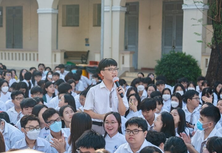 Học sinh trường THPT Chuyên Lê Hồng Phong (TP.HCM) trao đổi với Ban tổ chức cuộc thi.