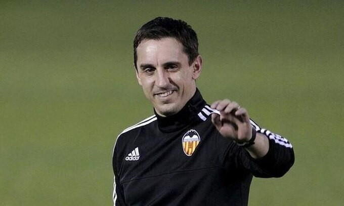Gary Neville trong buổi tập ra mắt Valencia tại Tây Ban Nha ngày 7/12/2015. Ảnh: Reuters