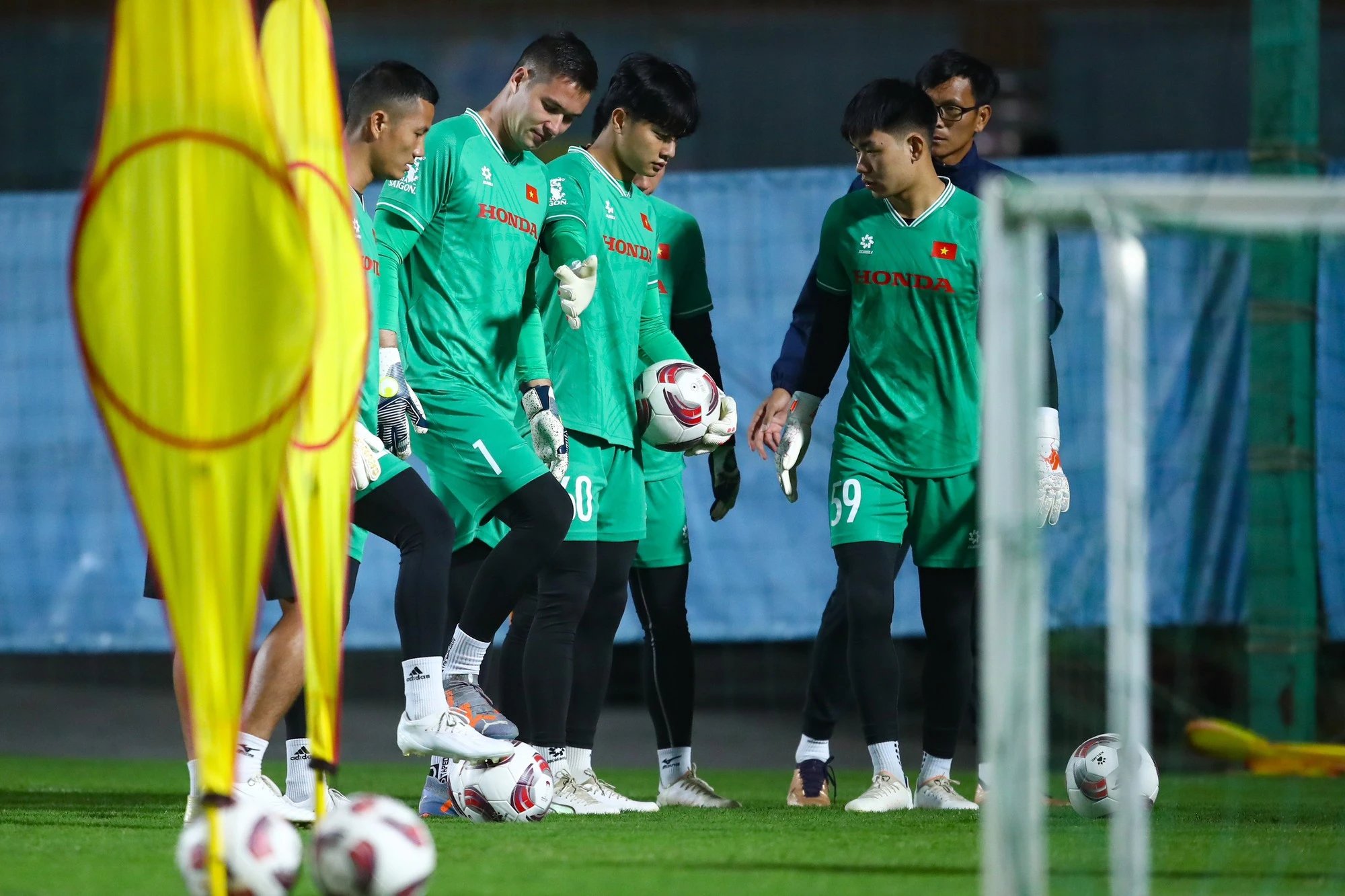 Có gì lạ ở buổi tập mở duy nhất của đội tuyển Việt Nam trước khi sang Qatar?- Ảnh 9. Có gì lạ ở buổi tập mở duy nhất của đội tuyển Việt Nam trước khi sang Qatar?- Ảnh 9.