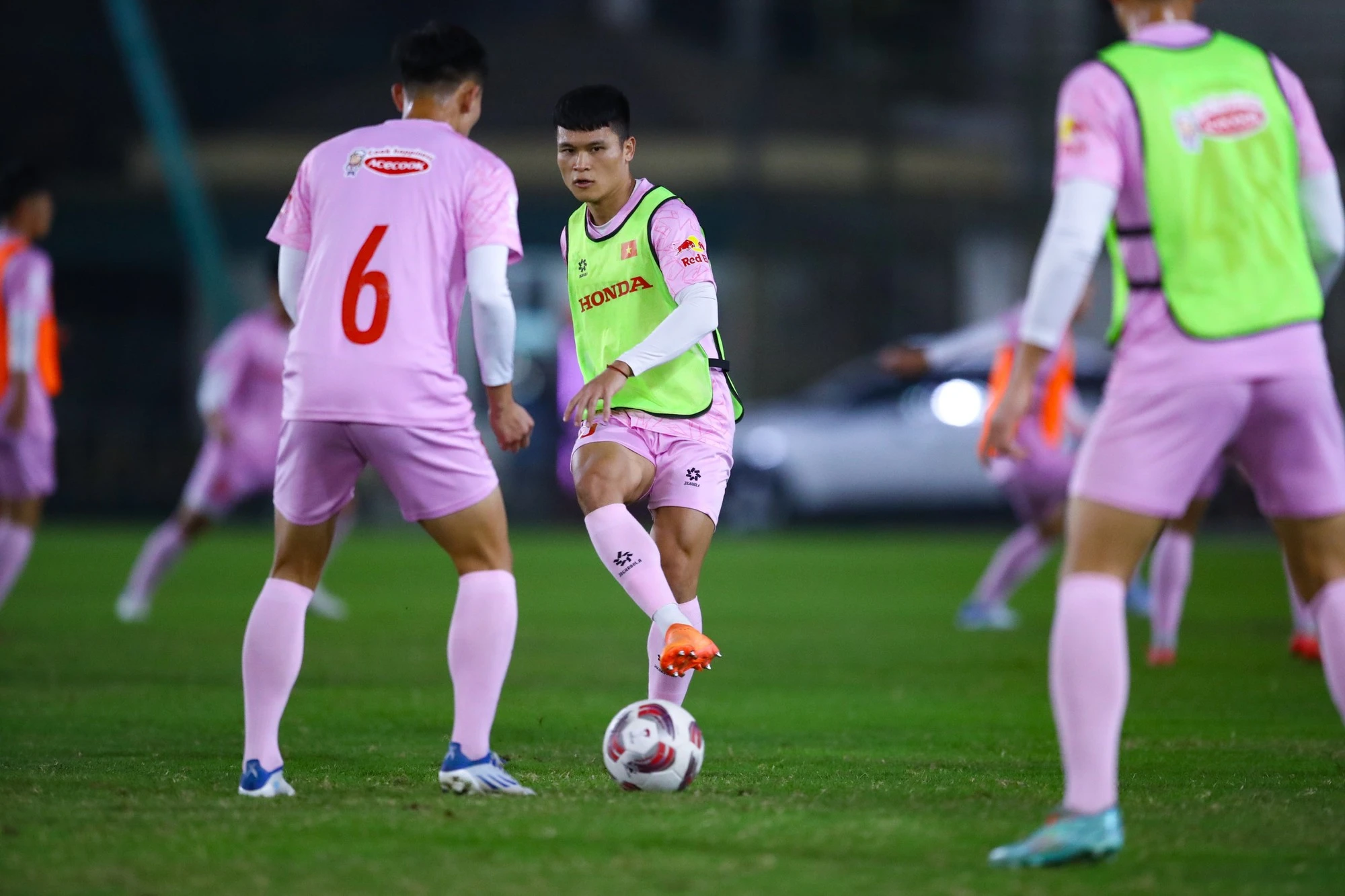 Có gì lạ ở buổi tập mở duy nhất của đội tuyển Việt Nam trước khi sang Qatar?- Ảnh 8. Có gì lạ ở buổi tập mở duy nhất của đội tuyển Việt Nam trước khi sang Qatar?- Ảnh 8.