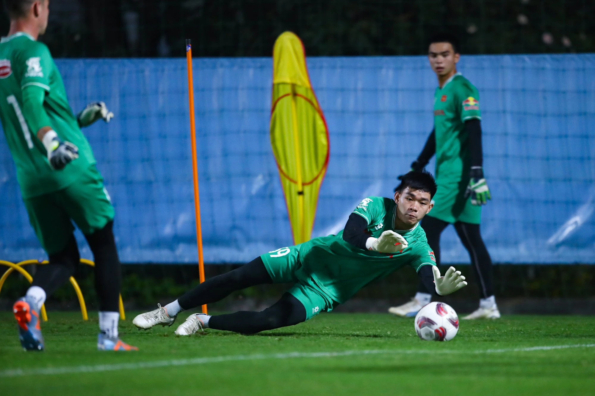 Có gì lạ ở buổi tập mở duy nhất của đội tuyển Việt Nam trước khi sang Qatar?- Ảnh 10. Có gì lạ ở buổi tập mở duy nhất của đội tuyển Việt Nam trước khi sang Qatar?- Ảnh 10.