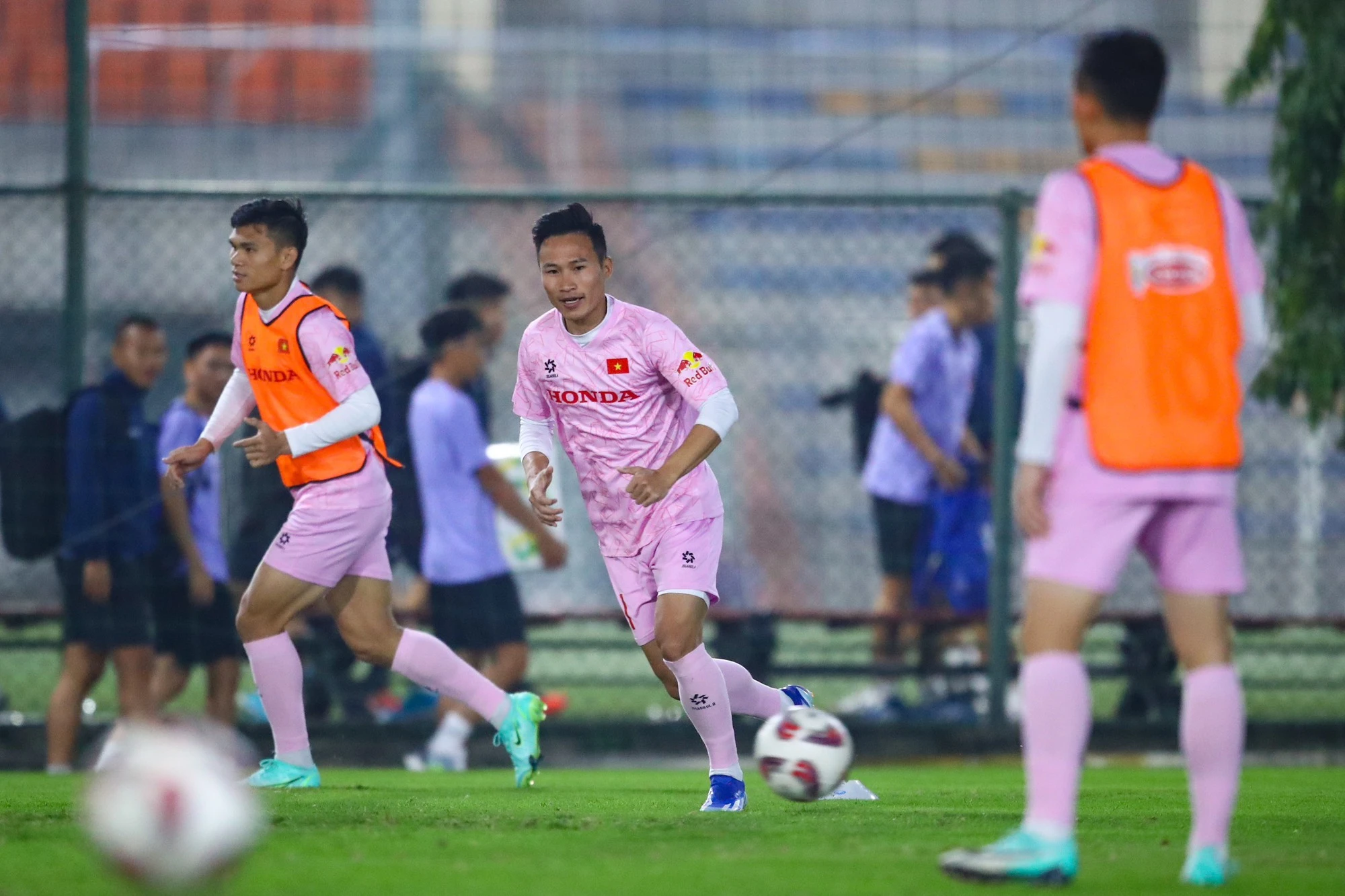 Có gì lạ ở buổi tập mở duy nhất của đội tuyển Việt Nam trước khi sang Qatar?- Ảnh 14. Có gì lạ ở buổi tập mở duy nhất của đội tuyển Việt Nam trước khi sang Qatar?- Ảnh 14.