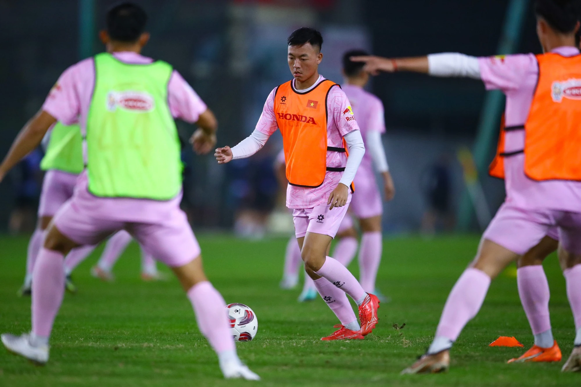 Có gì lạ ở buổi tập mở duy nhất của đội tuyển Việt Nam trước khi sang Qatar?- Ảnh 16. Có gì lạ ở buổi tập mở duy nhất của đội tuyển Việt Nam trước khi sang Qatar?- Ảnh 16.