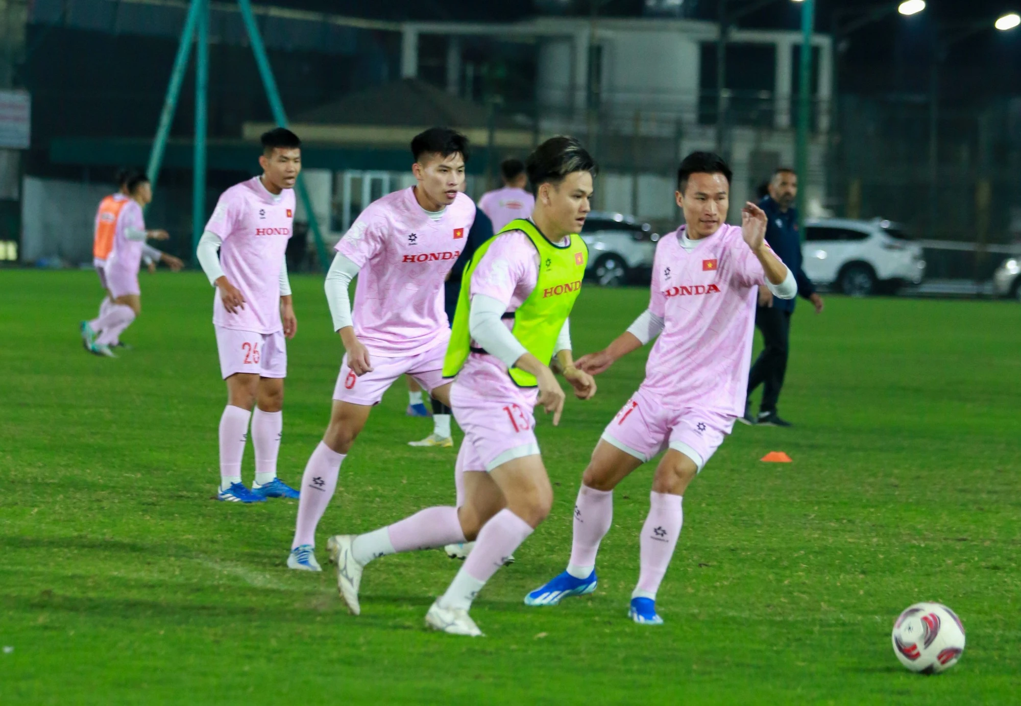 Đội tuyển Việt Nam có mặt tại Doha lúc mấy giờ, chốt danh sách dự Asian Cup vào ngày nào?- Ảnh 2. Đội tuyển Việt Nam có mặt tại Doha lúc mấy giờ, chốt danh sách dự Asian Cup vào ngày nào?- Ảnh 2.