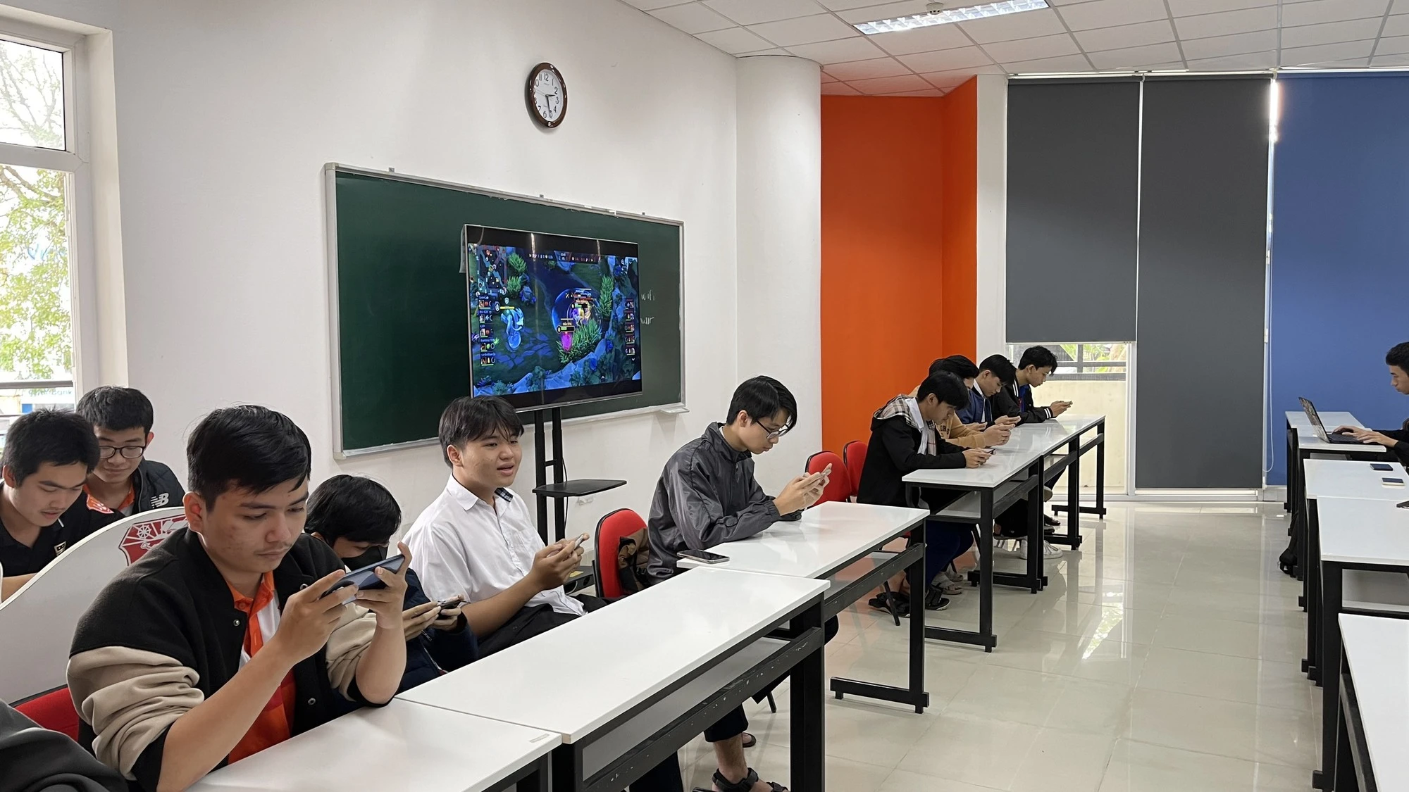 Học sinh tìm hiểu trí tuệ nhân tạo qua game và robot- Ảnh 3. Học sinh tìm hiểu trí tuệ nhân tạo qua game và robot- Ảnh 3.