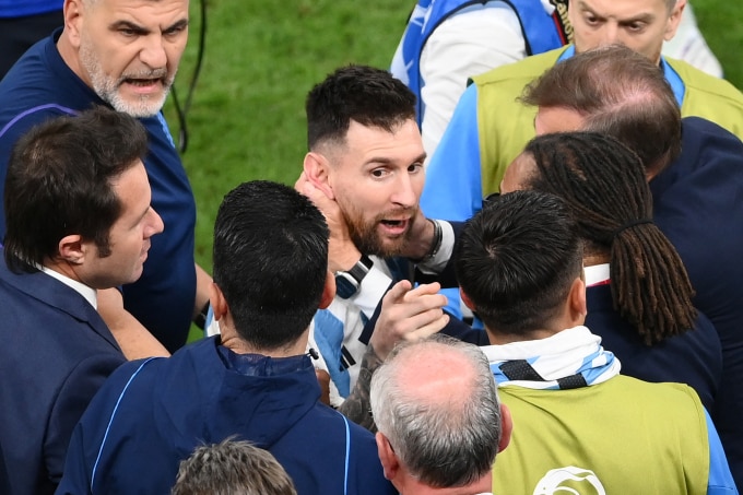 Messi chỉ tay mắng mỏ HLV Van Gaal sau trận Argentina - Hà Lan ở tứ kết World Cup 2022 trên sân Lusai, Qatar ngày 9/12/2022. Ảnh: AFP