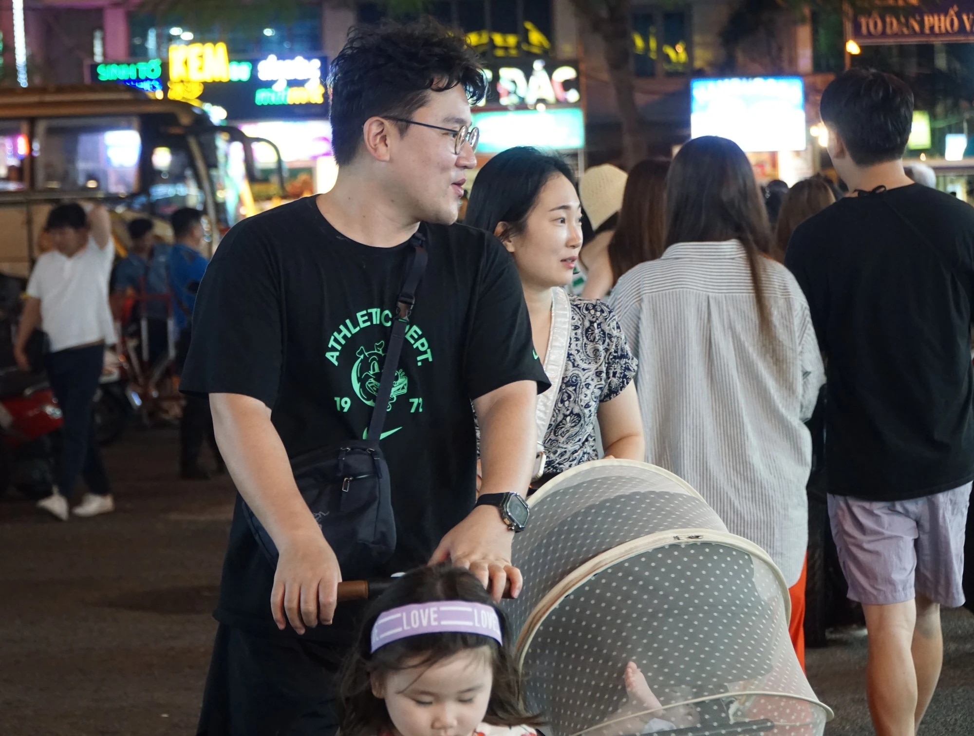 'Phố Tây' ở Nha Trang hồi sinh nhờ khách Hàn tăng mạnh- Ảnh 6.