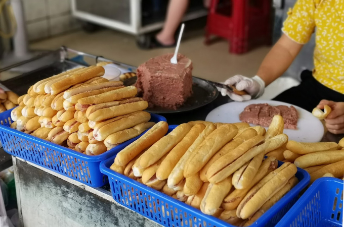 Bánh mì que Bà Già. Ảnh: Hà Mai