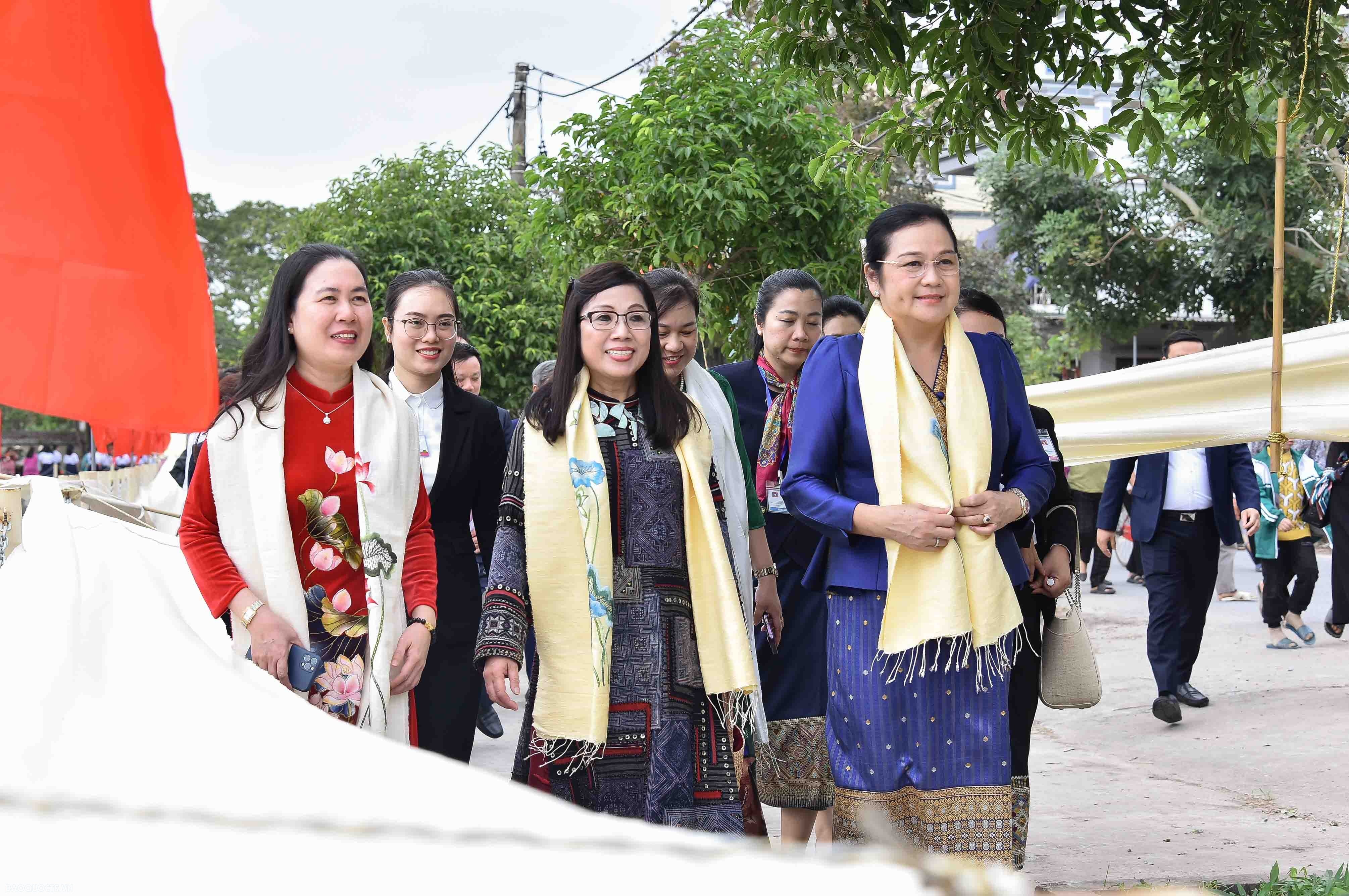 Phu nhân Lê Thị Bích Trân và phu nhân Vandara Siphandone cũng đã tới tham quan làng lụa đũi Nam Cao (huyện Kiến Xương).
