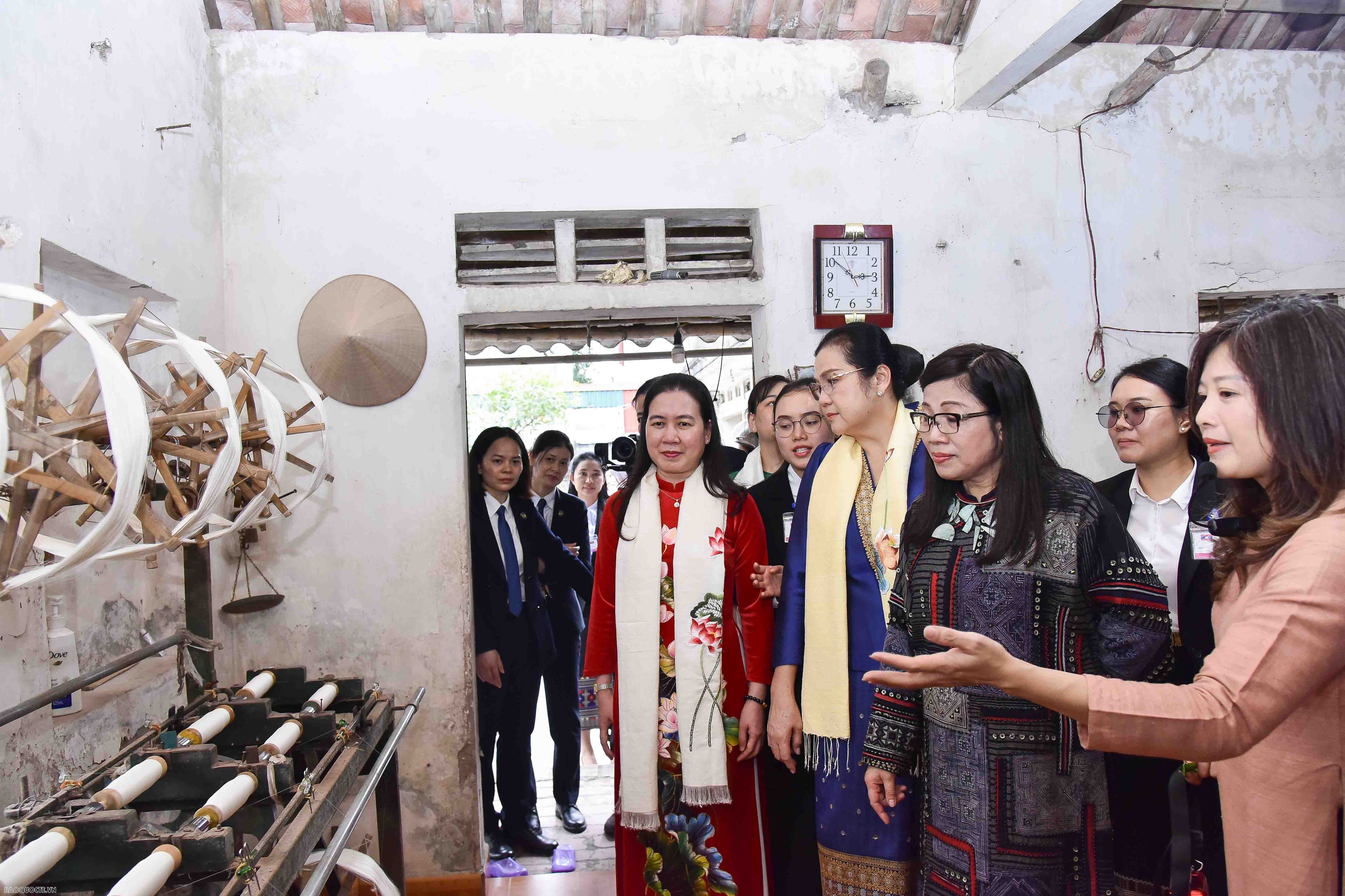 Chuyến thăm của hai phu nhân đã tiếp thêm động lực cho các nghệ nhân làng nghề ngày càng tiếp tục phát triển và đưa lụa đũi Nam Cao ra với thế giới.