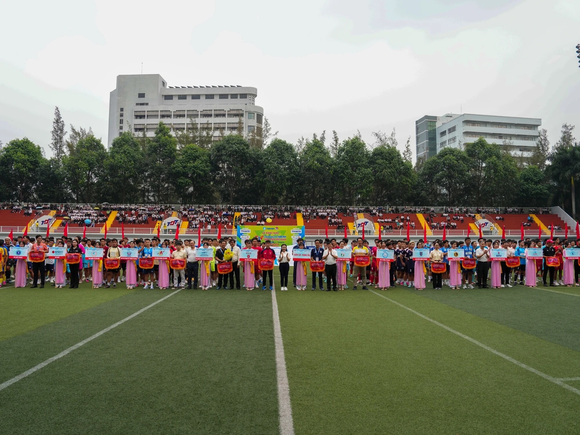 Hình ảnh ấn tượng ngày khai màn giải bóng đá Thanh Niên sinh viên Việt Nam- Ảnh 6.