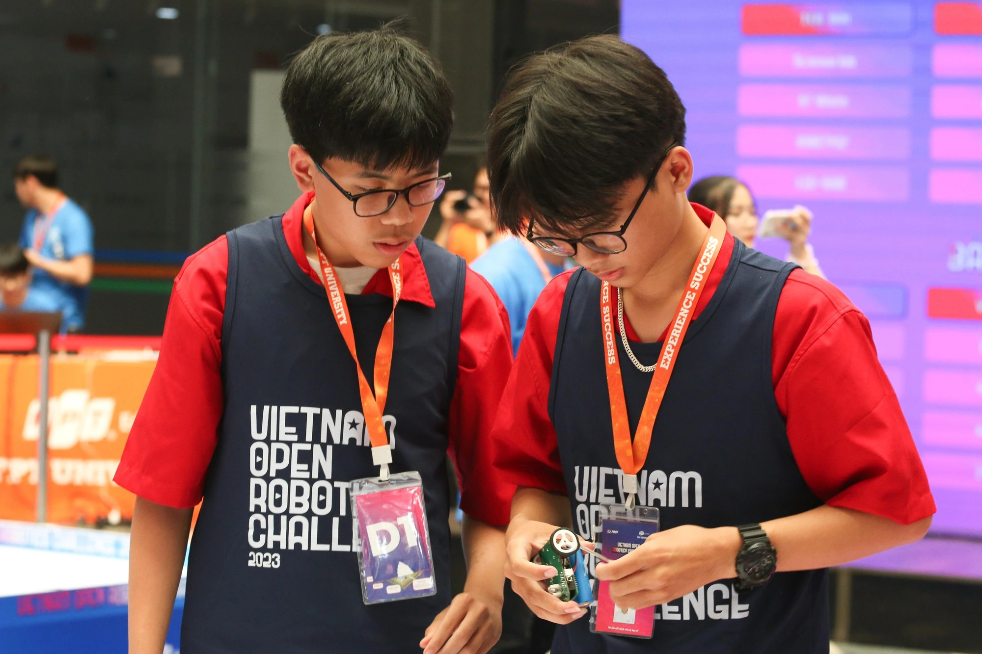 Gay cấn cuộc thi đấu 'người máy' của học sinh THPT miền Trung - Tây nguyên- Ảnh 5. Gay cấn cuộc thi đấu 'người máy' của học sinh THPT miền Trung - Tây nguyên- Ảnh 5.