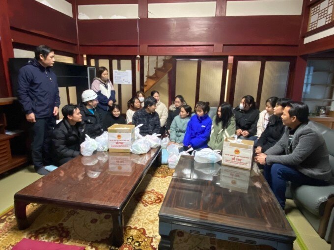 Đoàn công tác Đại sứ quán Việt Nam tại Nhật Bản thăm hỏi tình hình của các thực tập sinh Việt Nam tại tỉnh Ishikawa vào ngày 4/1. Ảnh: TTXVN