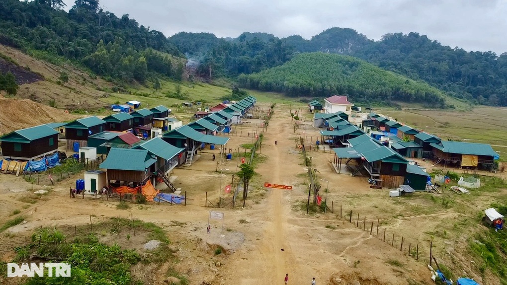 Cô giáo vùng cao đến trường, ngã sõng soài trên con đường ngập bùn đất - 3 Cô giáo vùng cao đến trường, ngã sõng soài trên con đường ngập bùn đất - 3
