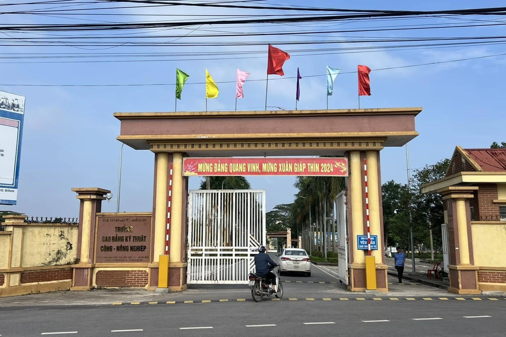 Thầy giáo điều khiển xe dạy lái, vi phạm nồng độ cồn kịch khung - 2 Thầy giáo điều khiển xe dạy lái, vi phạm nồng độ cồn kịch khung - 2