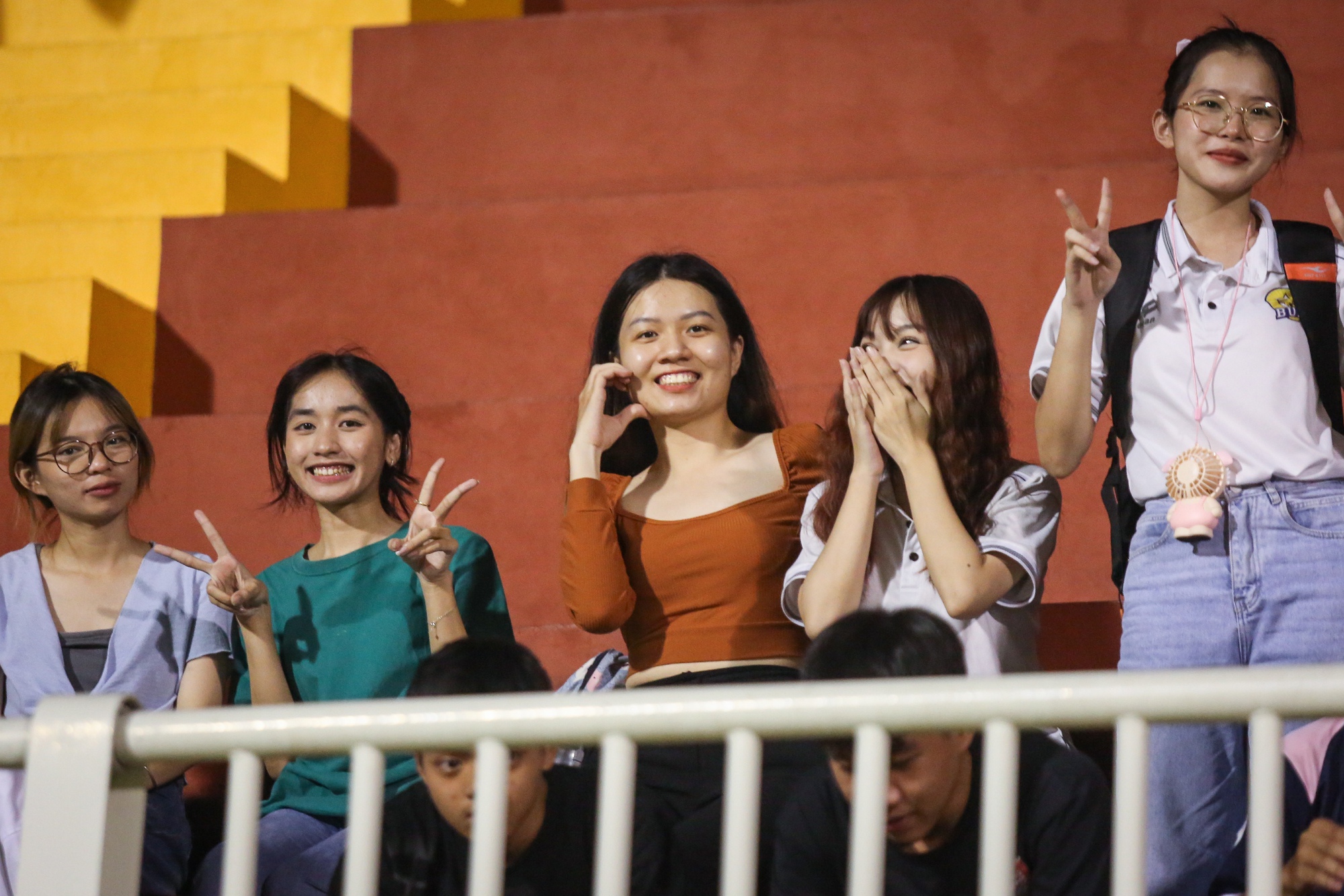 Mưa bàn thắng, sự quyết liệt đầy sôi động từ lượt đầu vòng loại khu vực TP.HCM- Ảnh 5. Mưa bàn thắng, sự quyết liệt đầy sôi động từ lượt đầu vòng loại khu vực TP.HCM- Ảnh 5.