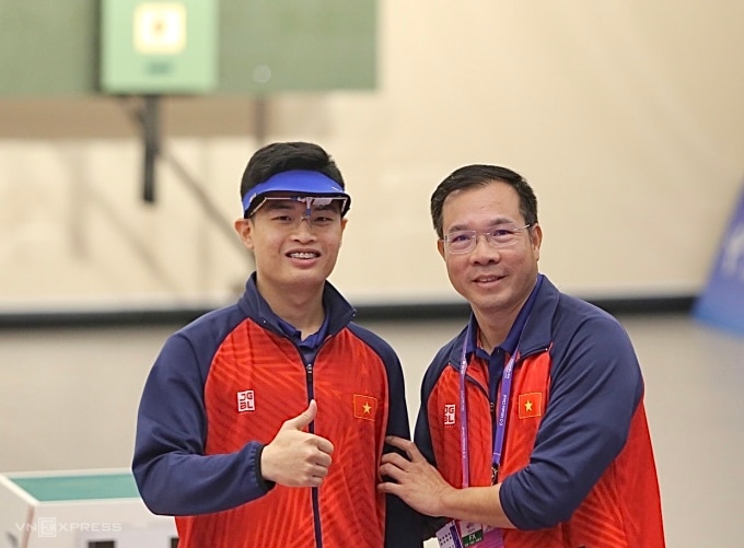 Quang Huy là học trò của cựu xạ thủ Hoàng Xuân Vinh (phải) - người từng giành HC vàng Olympic Rio 2016.