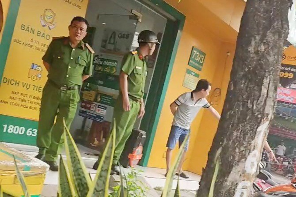 Nhân viên cửa hàng F88 ở TPHCM bị người phụ nữ rút dao kề cổ - 2 Nhân viên cửa hàng F88 ở TPHCM bị người phụ nữ rút dao kề cổ - 2