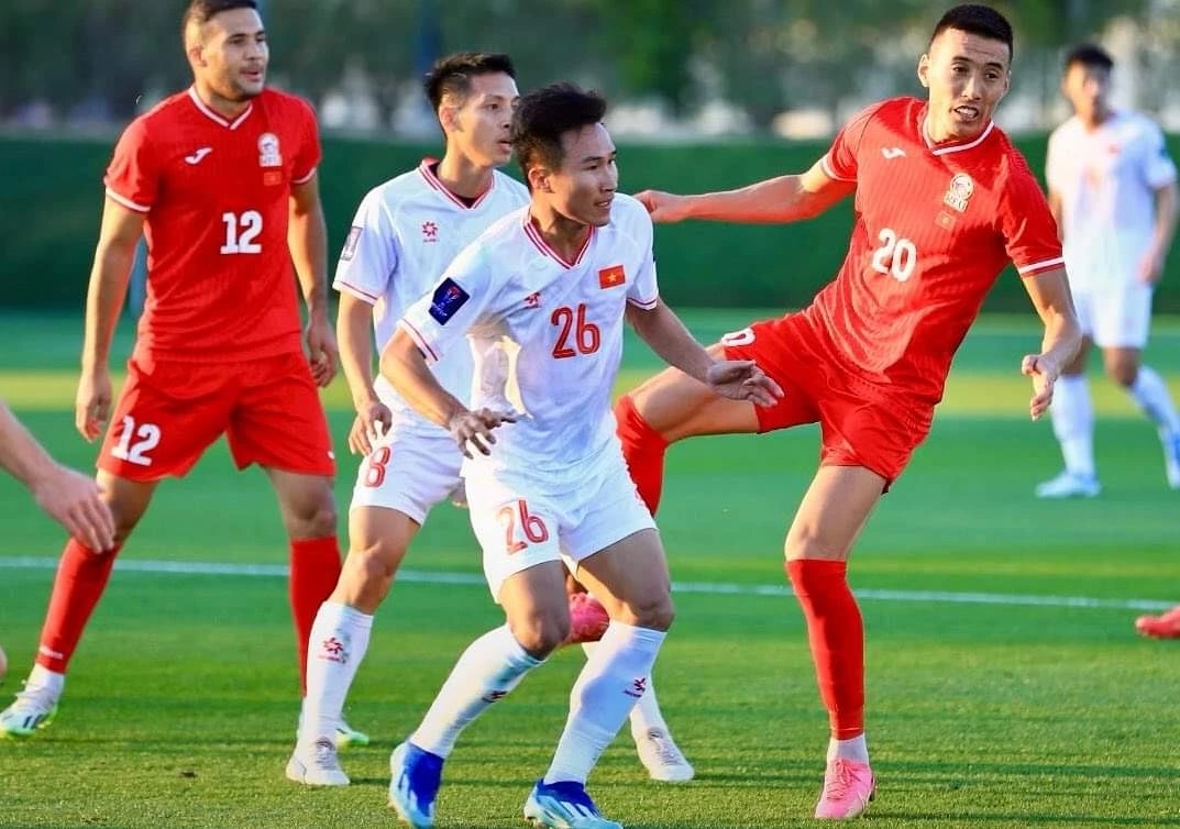 Đội tuyển Việt Nam thua Kyrgyzstan 1-2, HLV Troussier sắp loại 4 cầu thủ- Ảnh 2.