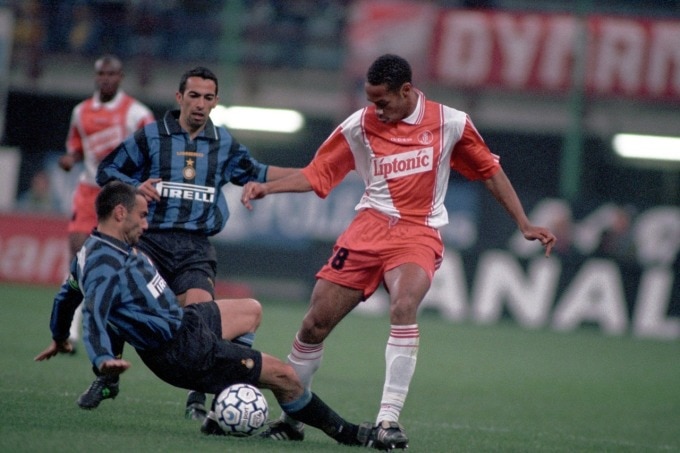 Henry (phải) tranh bóng với Beppe Bergomi trong trận bán kết Cup UEFA 1996-1997. Ảnh: UEFA