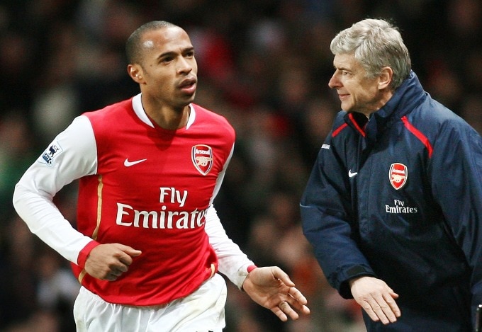 Henry chia vui với Wenger sau một lần ghi bàn cho Arsenal tại Ngoại hạng Anh. Ảnh: AFP