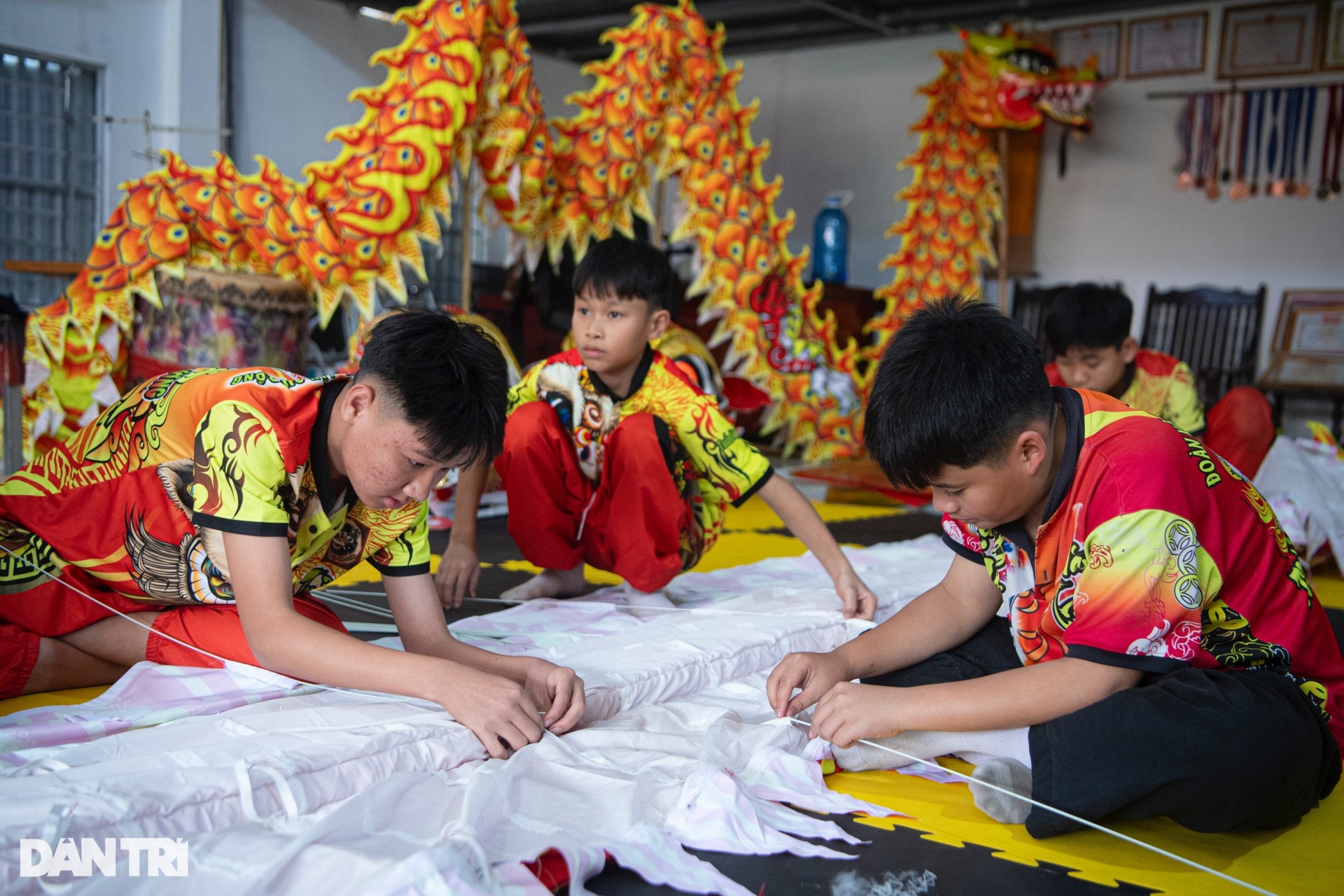 Khám phá xưởng sản xuất lân sư của đội múa rồng nhiều thành tích ở Hà Nội - 4 Khám phá xưởng sản xuất lân sư của đội múa rồng nhiều thành tích ở Hà Nội - 4