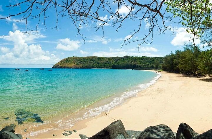 Đầm Trầu cũng là một trong những bãi biển đẹp nhất Côn Đảo.
