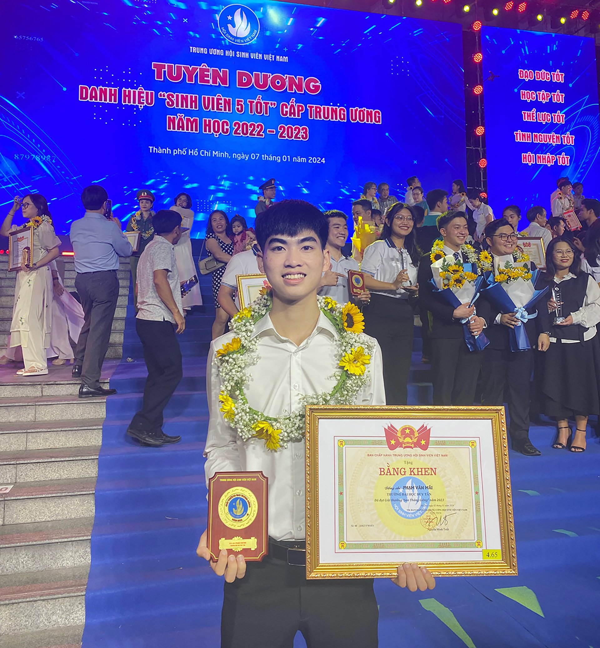 SV Phạm Văn Mãi cùng giải thưởng "Sao tháng Giêng" SV Phạm Văn Mãi cùng giải thưởng "Sao tháng Giêng"