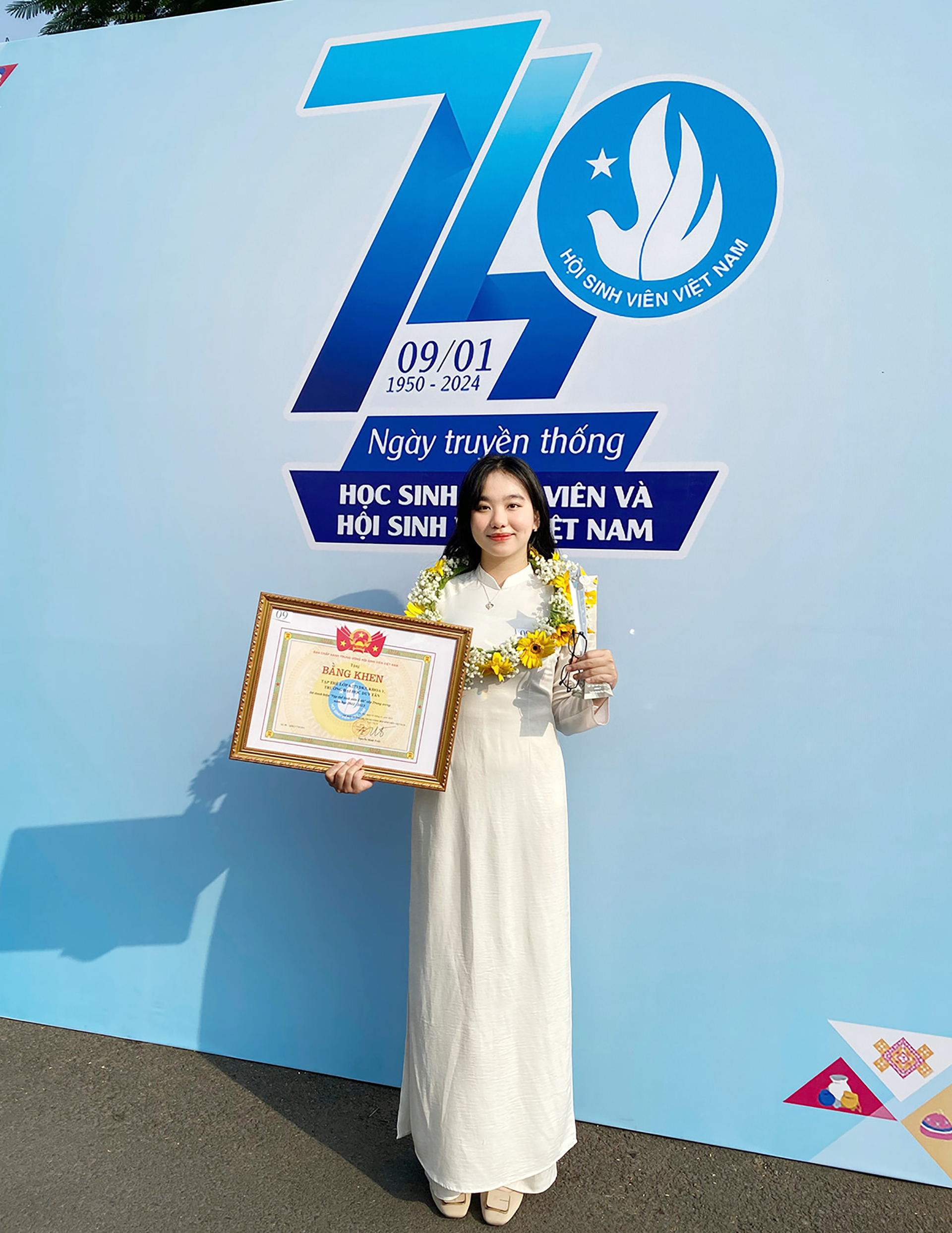 Trần Ngọc Thanh Đoan nhận danh hiệu "Sinh viên 5 tốt" 2023 Trần Ngọc Thanh Đoan nhận danh hiệu "Sinh viên 5 tốt" 2023