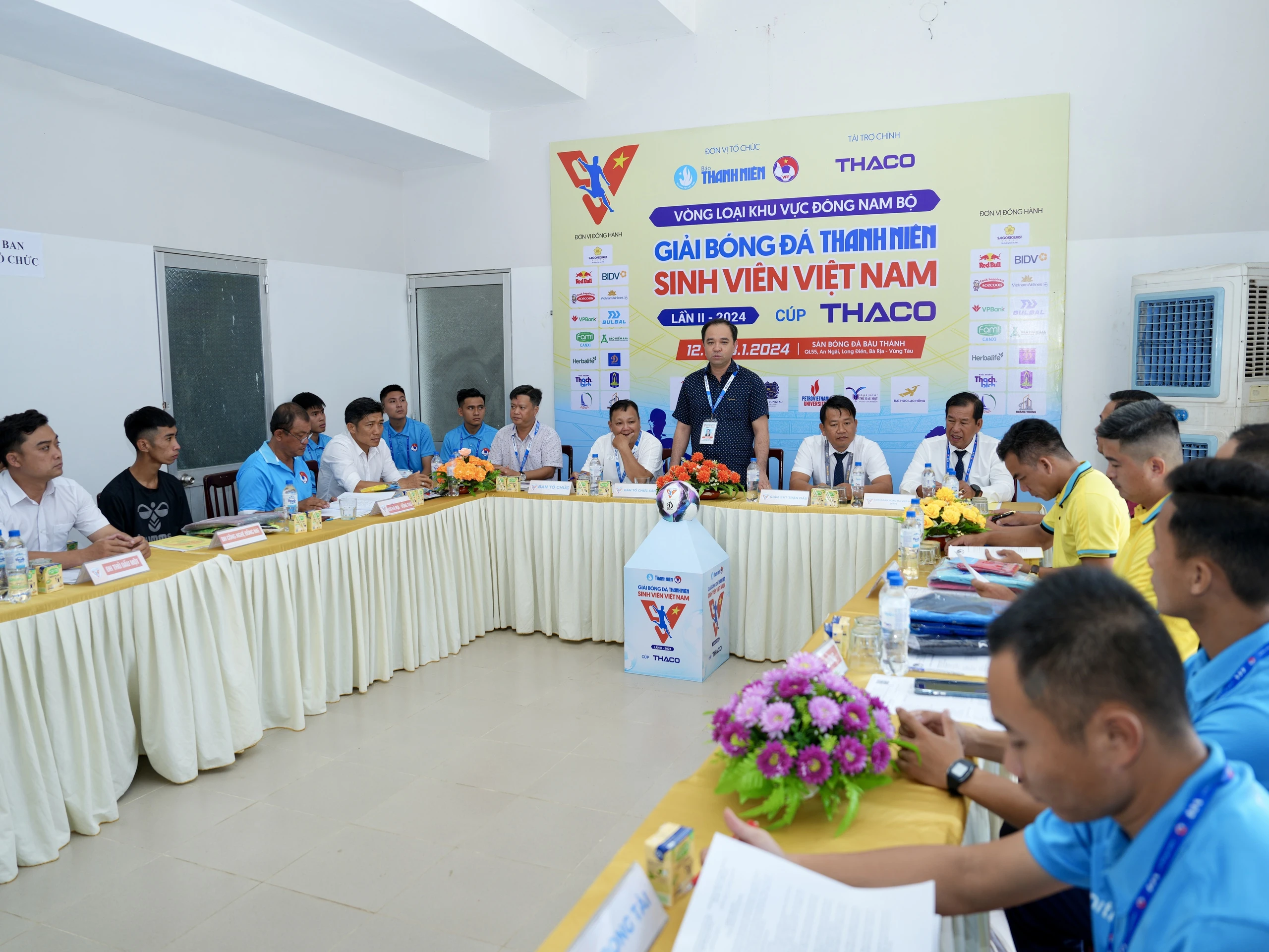 Phó Chủ tịch UBND huyện Long Điền, ông Lê Hữu Hiền chào đón 6 đội bóng và các lực lượng đến với vòng loại khu vực Đông Nam bộ tại sân Bàu Thành Phó Chủ tịch UBND huyện Long Điền, ông Lê Hữu Hiền chào đón 6 đội bóng và các lực lượng đến với vòng loại khu vực Đông Nam bộ tại sân Bàu Thành