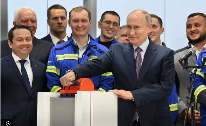Tổng thống Nga Vladimir Putin đã khởi động dây chuyền đầu tiên trong dự án LNG 2 Bắc Cực tại Murmansk (Nga, tháng 7/2023. (Nguồn: AFP)