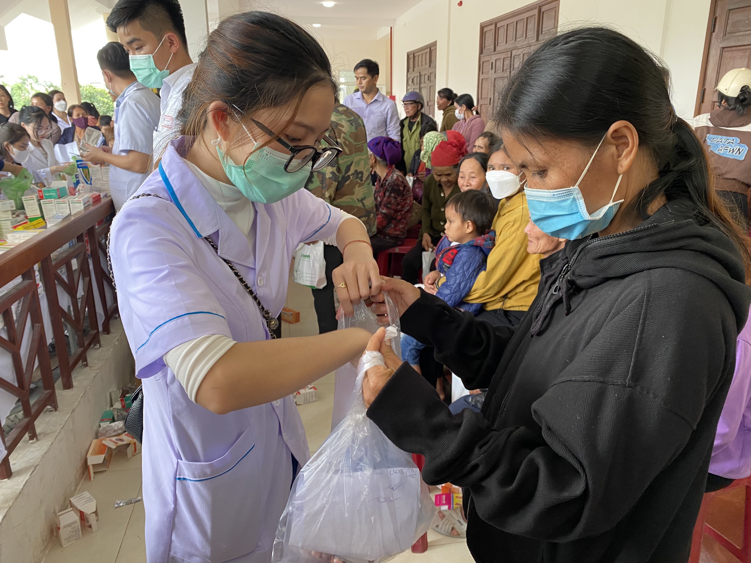 Khám bệnh, cấp thuốc và tặng quà tết cho đồng bào Hrê ở Quảng Ngãi- Ảnh 2. Khám bệnh, cấp thuốc và tặng quà tết cho đồng bào Hrê ở Quảng Ngãi- Ảnh 2.