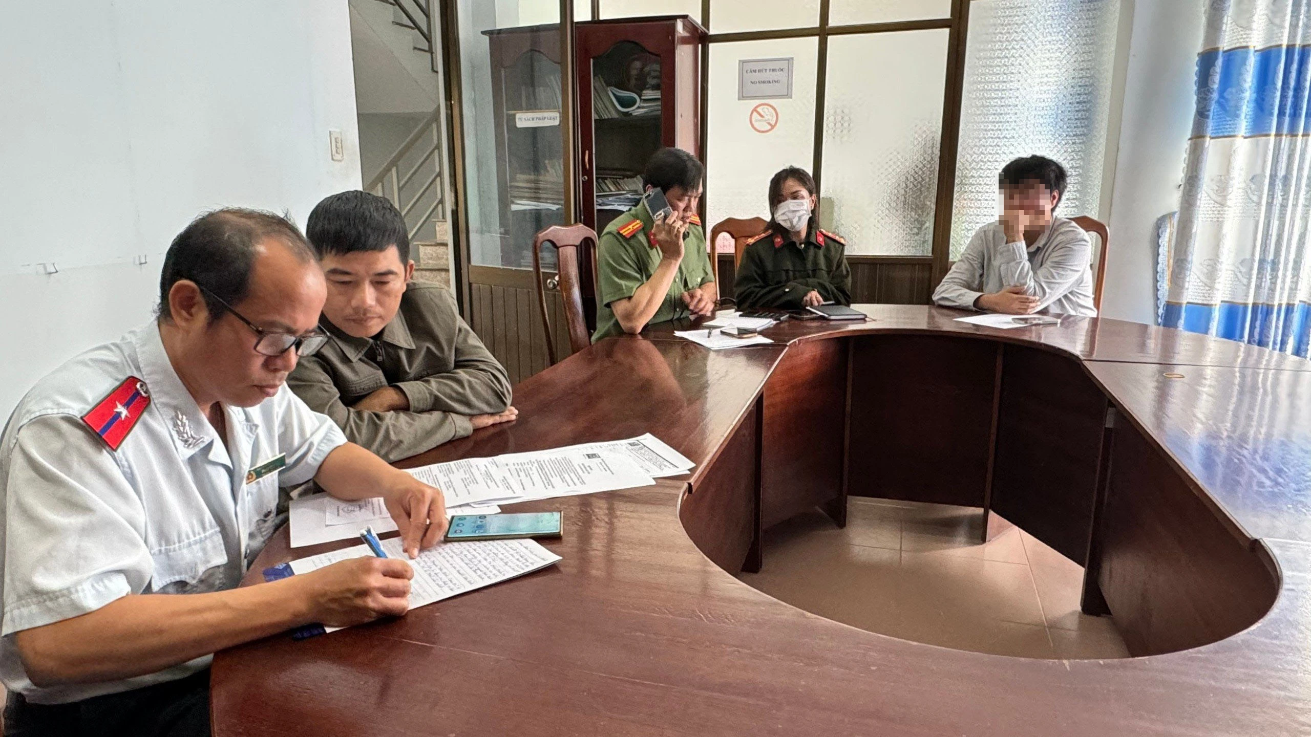 Xử phạt 8 HDV người Việt không làm nhiệm vụ với du khách Hàn Quốc - Ảnh 2. Xử phạt 8 HDV người Việt không làm nhiệm vụ với du khách Hàn Quốc - Ảnh 2.