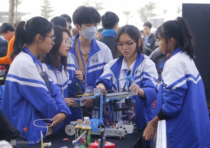 Học sinh trường THPT Thái Phiên, Hải Phòng, tham dự cuộc thi Robotics tại Hà Nam, sáng 14/11. Ảnh: Thanh Hằng