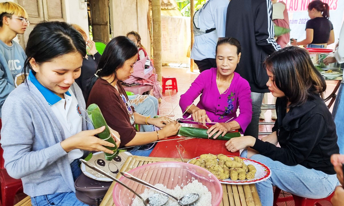 Phụ nữ Quảng Ngãi làm du lịch- Ảnh 5. Phụ nữ Quảng Ngãi làm du lịch- Ảnh 5.