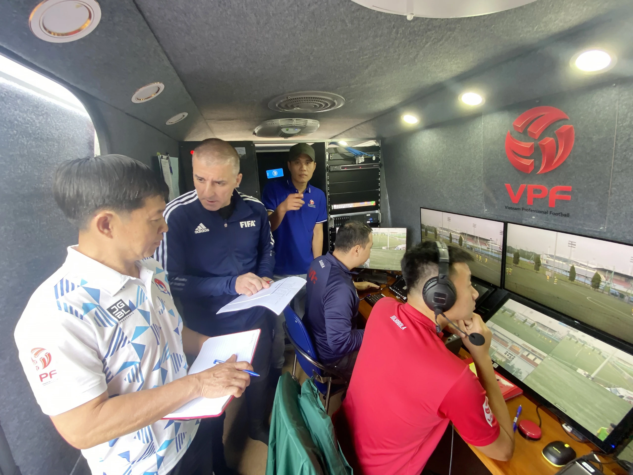 VAR sắp 'phủ sóng' V-League- Ảnh 3. VAR sắp 'phủ sóng' V-League- Ảnh 3.
