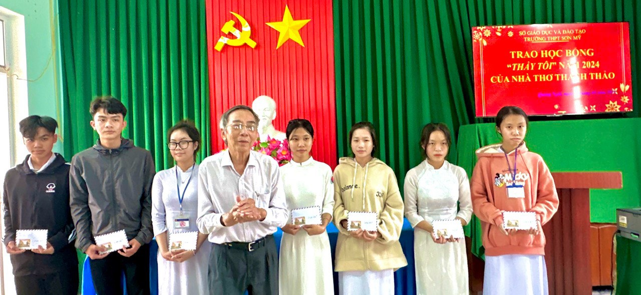 Nhà thơ Thanh Thảo trao học bổng 'Thầy tôi' cho học sinh Sơn Mỹ- Ảnh 2. Nhà thơ Thanh Thảo trao học bổng 'Thầy tôi' cho học sinh Sơn Mỹ- Ảnh 2.