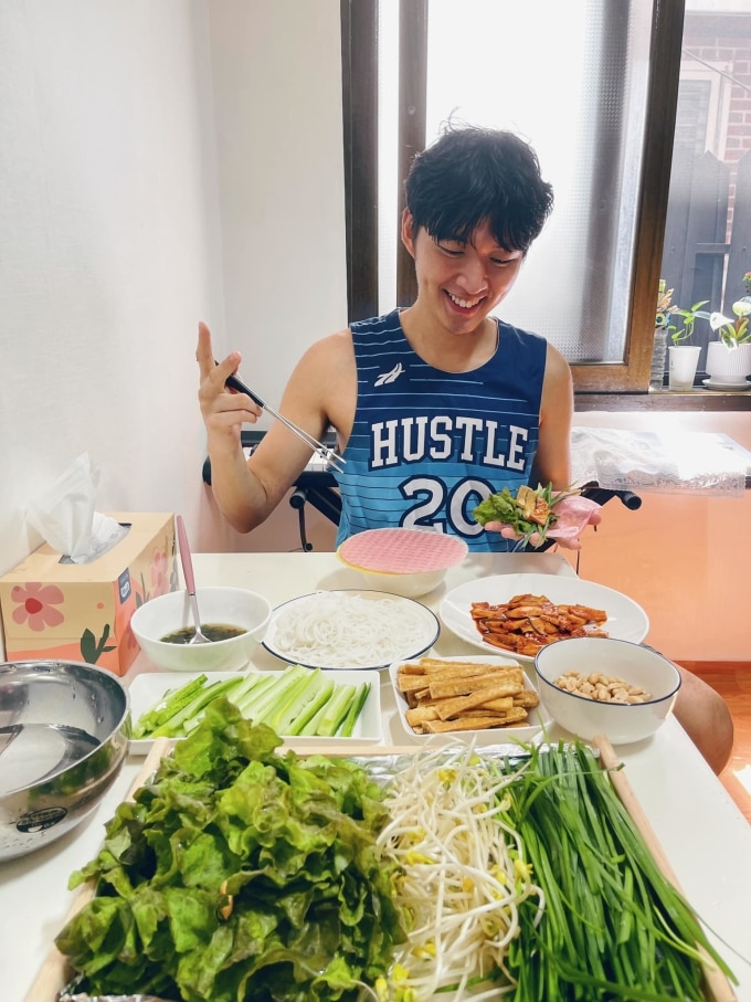 Blogger Hàn Quốc tự tay làm món ăn Việt. Ảnh: Wow Sung
