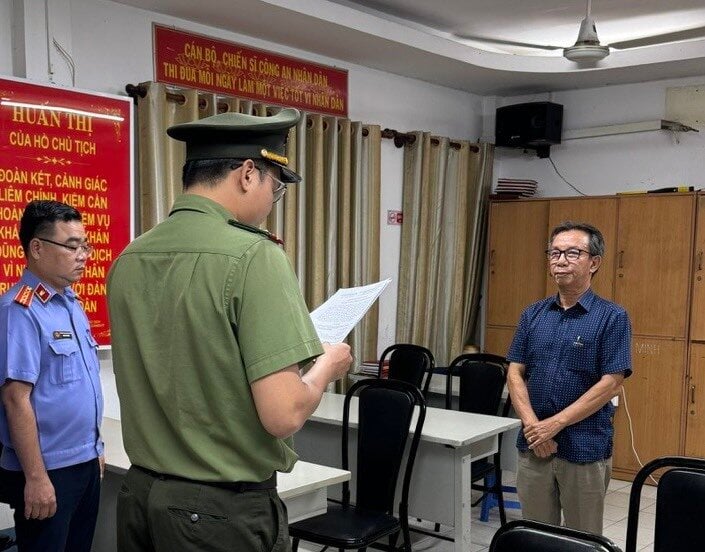 Cơ quan An ninh điều tra Công an TP.HCM tống đạt các quyết định và lệnh đối với Nguyễn Quang Thông.