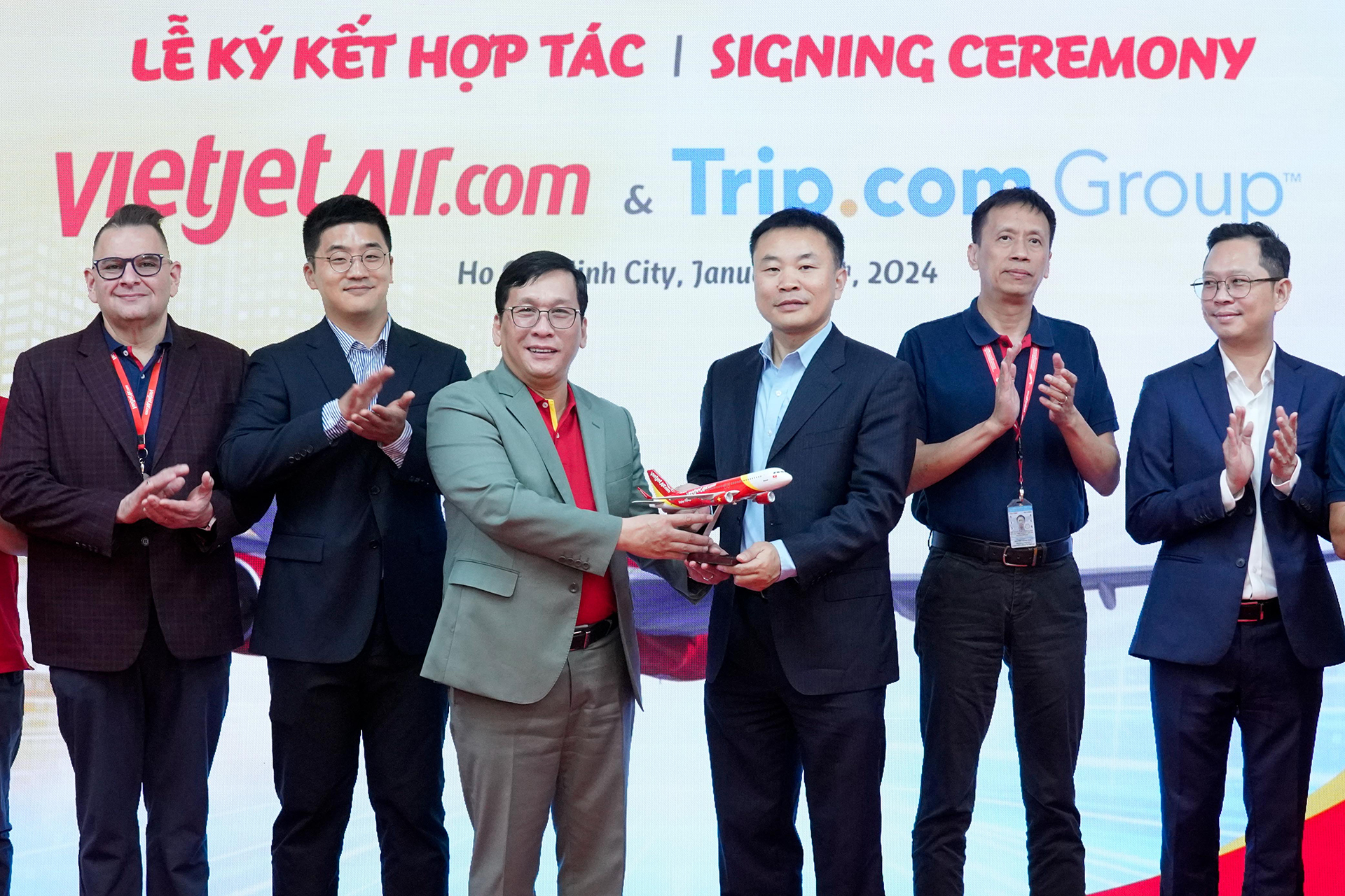 Vietjet hợp tác Tập đoàn Trip.com tăng cường trải nghiệm cho khách hàng toàn cầu- Ảnh 2. Vietjet hợp tác Tập đoàn Trip.com tăng cường trải nghiệm cho khách hàng toàn cầu- Ảnh 2.