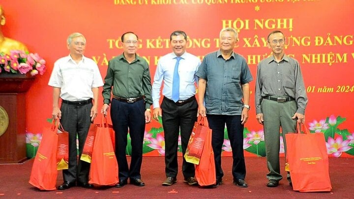 King Coffee đồng hành cùng Đảng ủy khối trao tặng 100 phần quà dịp Tết - 2