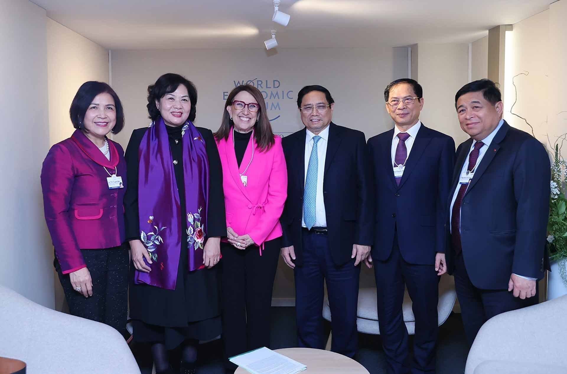 Thủ tướng Phạm Minh Chính và bà Rebeca Grynspan, Tổng thư ký UNCTAD cùng các đại biểu. (Nguồn: TTXVN)