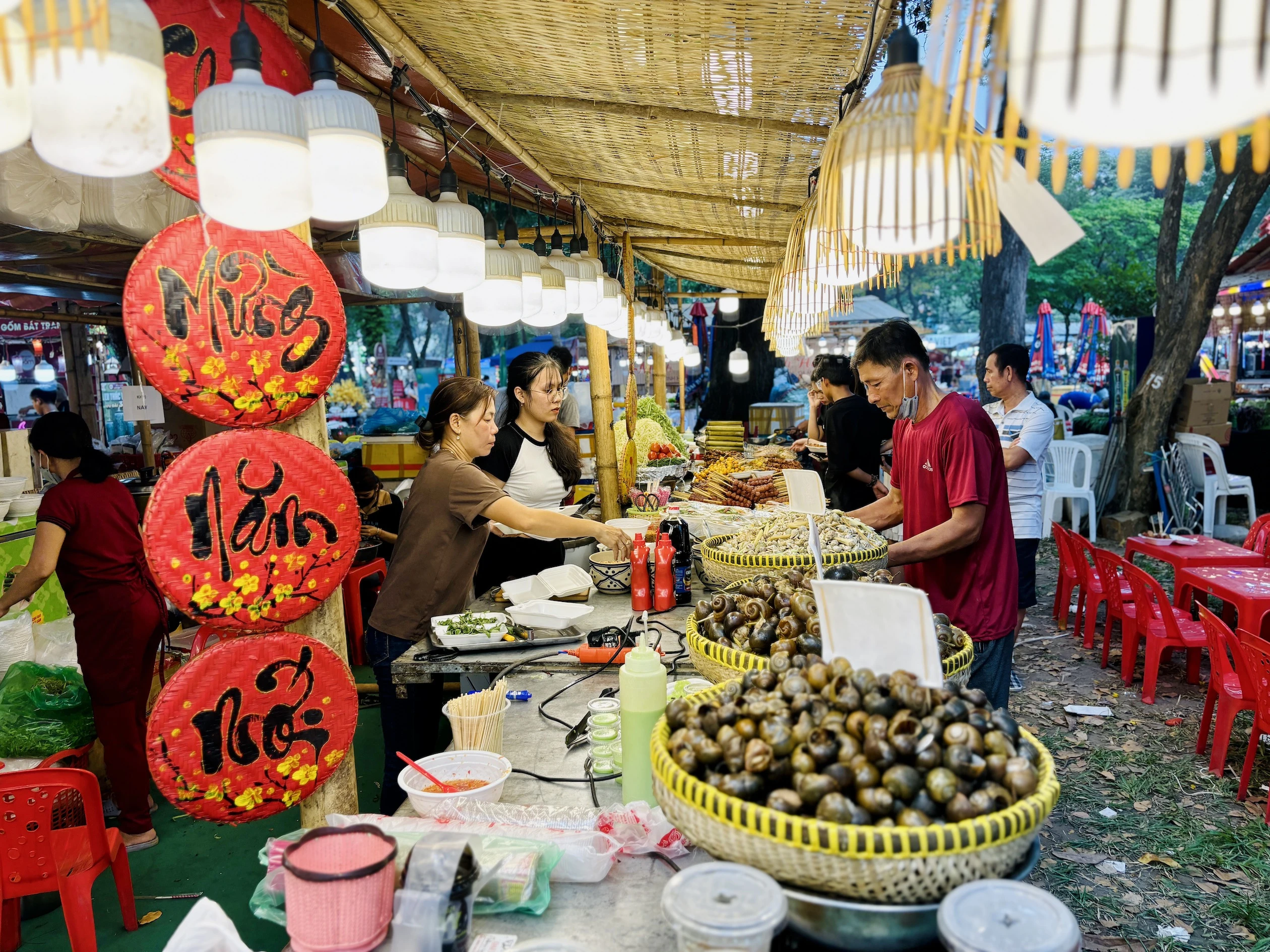'Thiên đường' món ngon thu hút người dân TP.HCM trong Lễ hội Tết Việt- Ảnh 4. 'Thiên đường' món ngon thu hút người dân TP.HCM trong Lễ hội Tết Việt- Ảnh 4.