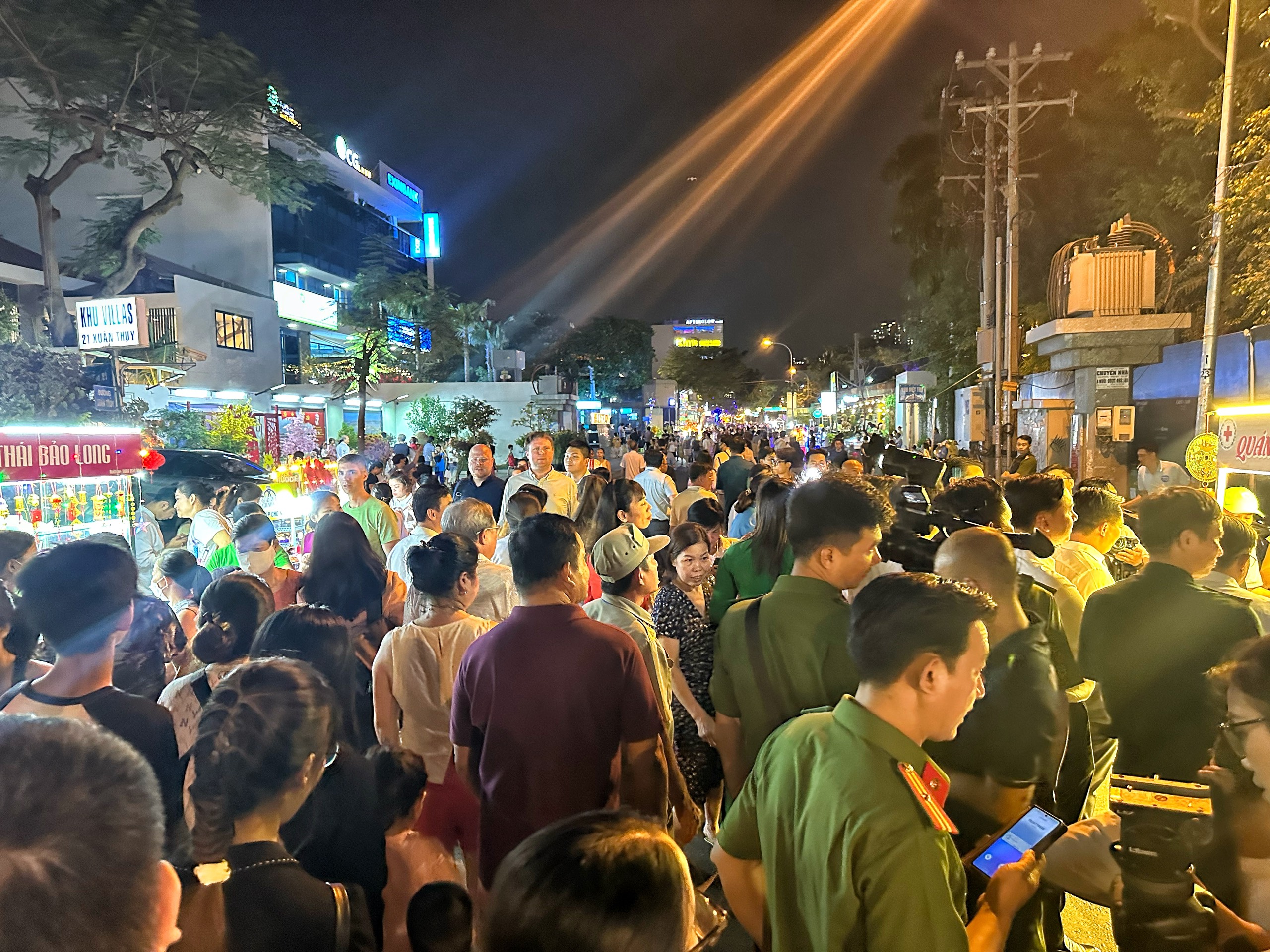 Phố đêm Thảo Điền 'mới toanh' vừa khai trương: Các món ăn có gì hấp dẫn?- Ảnh 2. Phố đêm Thảo Điền 'mới toanh' vừa khai trương: Các món ăn có gì hấp dẫn?- Ảnh 2.