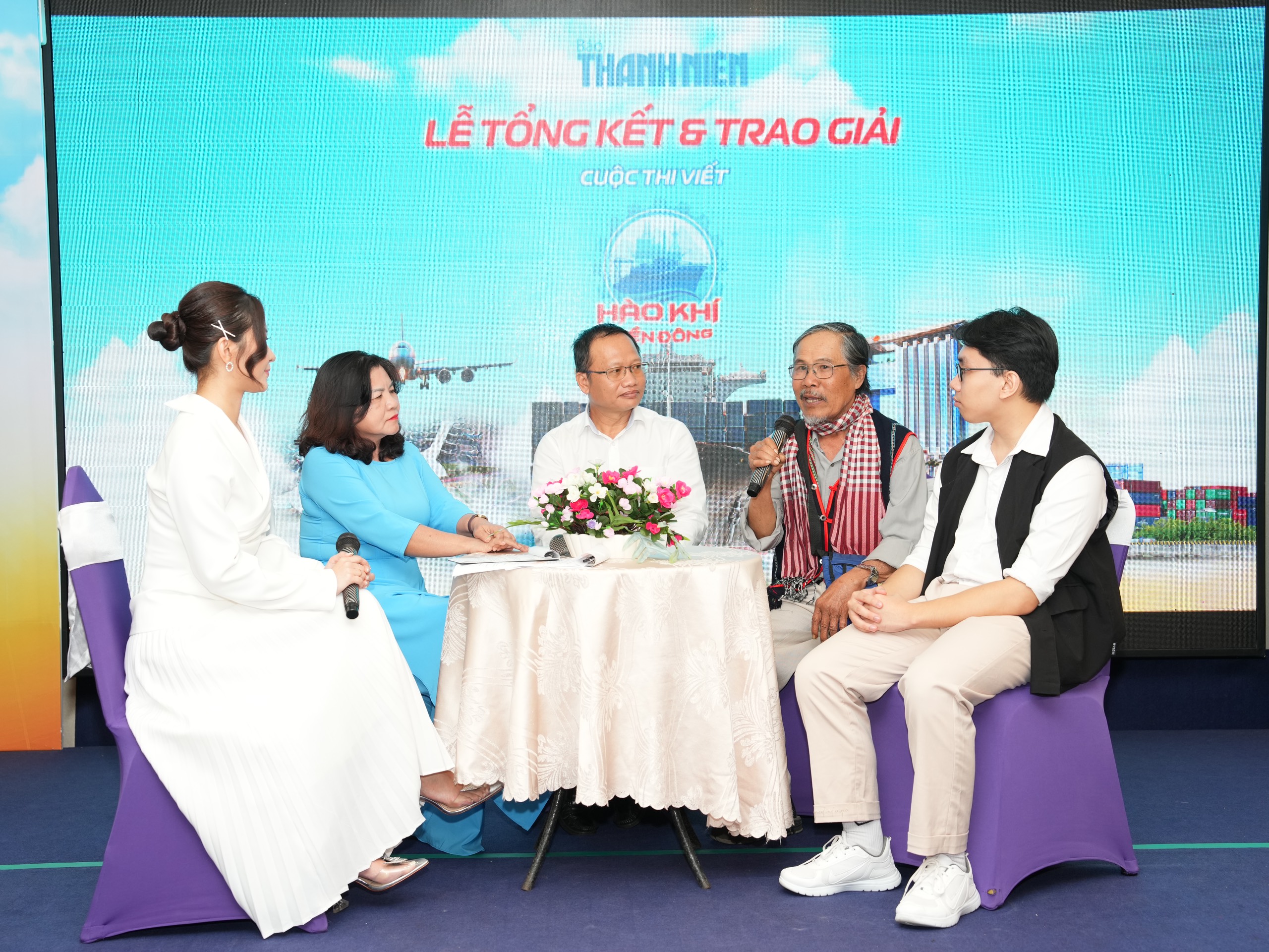 Báo Thanh Niên tổng kết và trao giải cuộc thi viết 'Hào khí miền Đông'- Ảnh 2. Báo Thanh Niên tổng kết và trao giải cuộc thi viết 'Hào khí miền Đông'- Ảnh 2.
